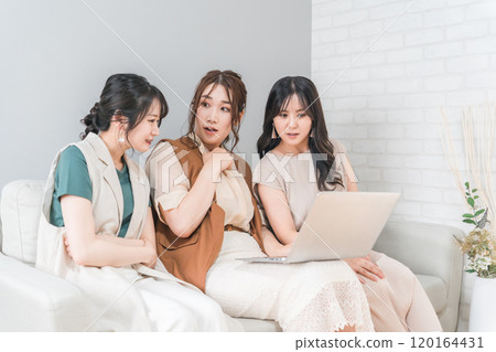 Women, friends, mom friends, and colleagues using laptops at home with friends (surprised, surprised, scared) 120164431