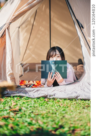 年輕女子在帳篷裡看書 120164810