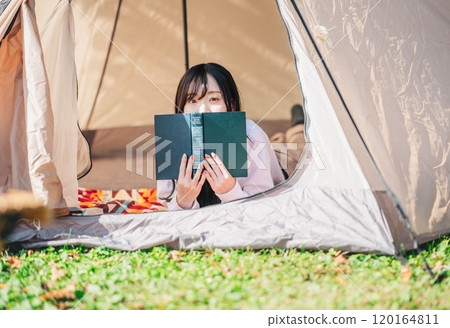 年輕女子在帳篷裡看書 120164811