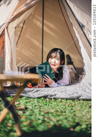 年輕女子在帳篷裡看書 120164813