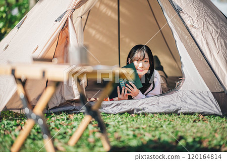 年輕女子在帳篷裡看書 120164814