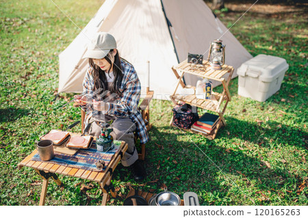 Young woman preparing lunch for camping 120165263