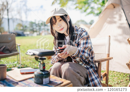 Young woman preparing lunch for camping 120165273