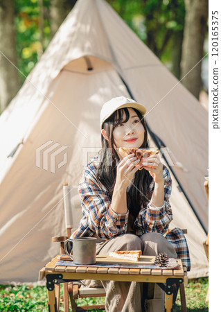 一名婦女在露營地吃飯 120165375
