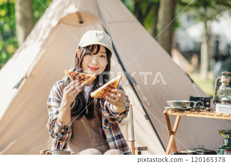 一名婦女在露營地吃飯 120165378