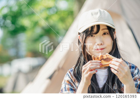 一名婦女在露營地吃飯 120165393