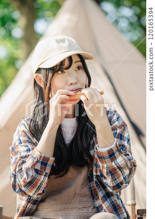 一名婦女在露營地吃飯 120165394