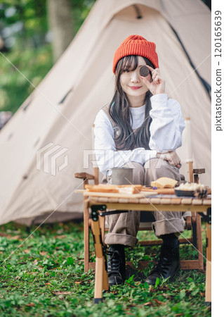 在露營地吃糖果的女人 120165639