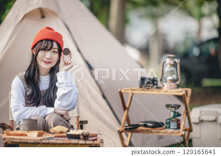 在露營地吃糖果的女人 在露營地吃糖果的女人 120165641
