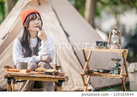 在露營地吃糖果的女人 120165644