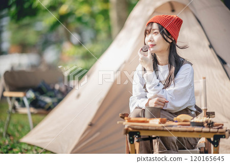 在露營地吃糖果的女人 120165645