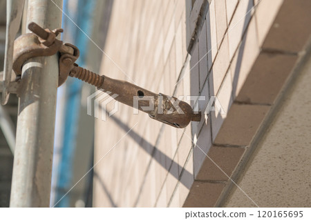 [大型公寓修復工程：使用鷹架連接牆壁] 120165695