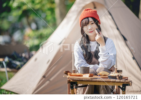 一名婦女在露營地吃喝休息 120165721