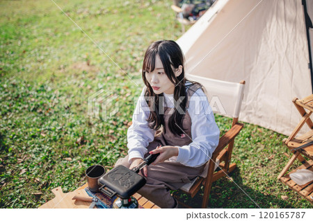 在營地做飯的女人 120165787