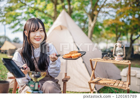 在營地做飯的女人 120165789