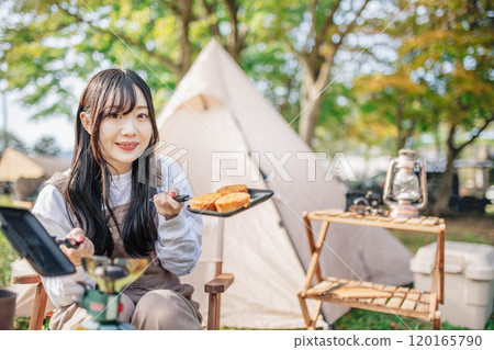 在營地做飯的女人 120165790