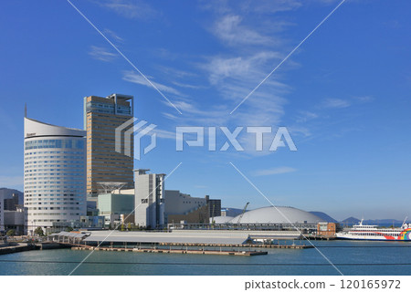 從東側看高松太陽港的香川穴吹競技場(香川縣立競技場)即將完工 從東側看高松太陽港的香川穴吹競技場(香川縣立競技場)即將完工 120165972