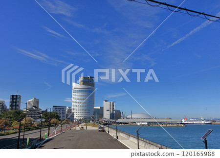 從東側看高松太陽港的香川穴吹競技場（香川縣立競技場）即將完工 120165988