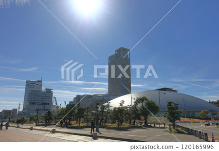 從港灣長廊眺望高松太陽港即將完工的香川穴吹競技場(香川縣立競技場)。 從港灣長廊眺望高松太陽港即將完工的香川穴吹競技場(香川縣立競技場)。 120165996