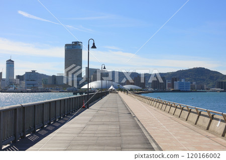 從玉藻防波堤看到的香川穴吹競技場（香川縣競技場）即將完工的高松太陽港體育場。 120166002