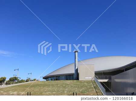 從南面看高松太陽港的香川穴吹競技場（香川縣立競技場）即將完工 120166018