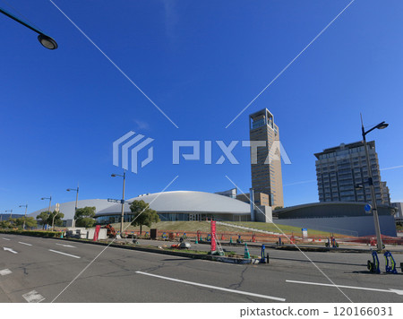 從海濱長廊看高松太陽港即將完工的香川穴吹競技場(香川縣立競技場) 從海濱長廊看高松太陽港即將完工的香川穴吹競技場(香川縣立競技場) 120166031