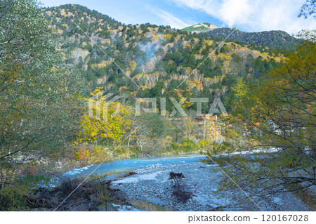 從上高地田代橋欣賞秋葉山脈和梓川的景色 120167028