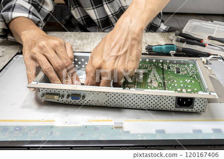 Man technician plug the television socket 120167406