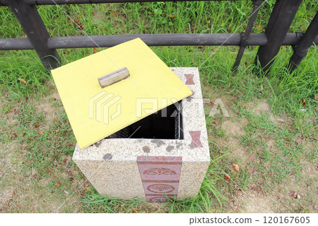 Trash cans in the main enclosure of Marugame Castle (Marugame City, Kagawa Prefecture) Trash cans in the main enclosure of Marugame Castle (Marugame City, Kagawa Prefecture) 120167605