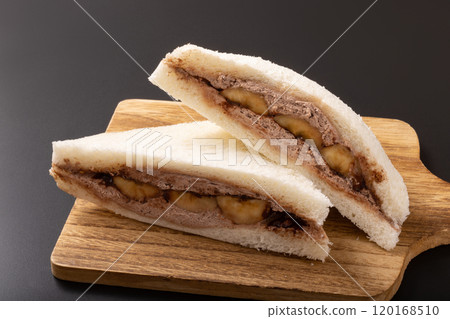 Chocolate banana sandwich (fruit sandwich) 120168510