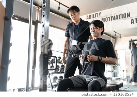年輕的亞洲男子在健身房/私人健身房接受表格檢查（一對一/指導/課程） 120168554