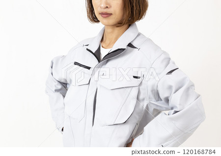 白色背景中穿著工作服的女人 白色背景中穿著工作服的女人 120168784