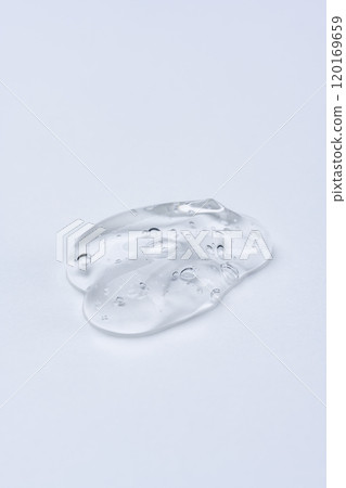 白色背景上透明凝膠的特寫 120169659