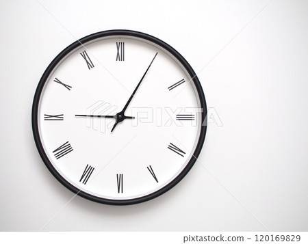Clock Showing 21.05 or 09.05 with Roman Numerals. Simple Round Clock for Concepts of Time Management and Scheduling. 120169829