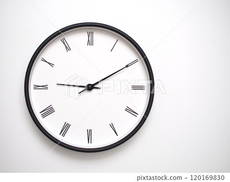 Clock Showing 21.10 or 09.10 with Roman Numerals. Simple Round Clock for Concepts of Time Management and Scheduling. 120169830