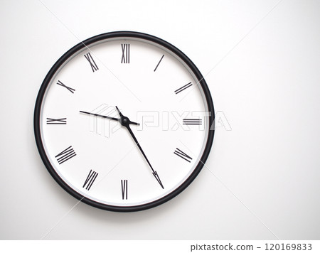 Clock Showing 21.25 or 09.25 with Roman Numerals. Simple Round Clock for Concepts of Time Management and Scheduling. 120169833