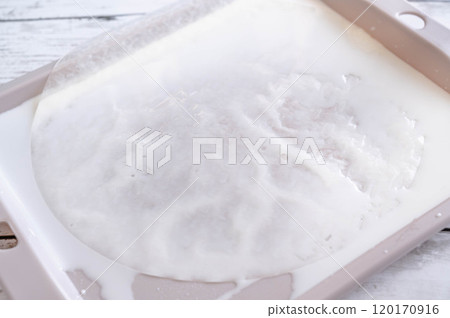 Soak the rice paper in milk or other liquid. Soak the rice paper in milk or other liquid. 120170916