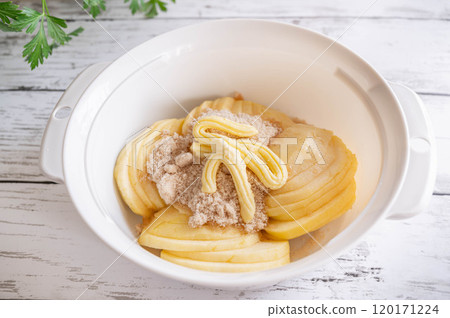 蘋果切片，調味料放入容器中 120171224