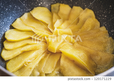 Braised apples in a frying pan 120171229