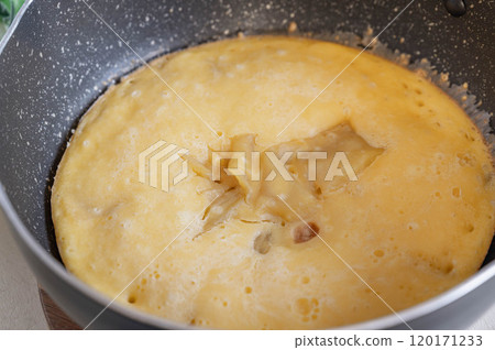 Apple cake baked in a frying pan 120171233