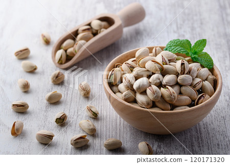 Nutritious Queen of Nuts Pistachio (shelled and roasted) 120171320