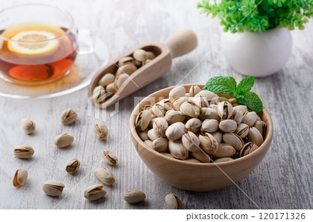 Nutritious Queen of Nuts Pistachio (shelled and roasted) 120171326