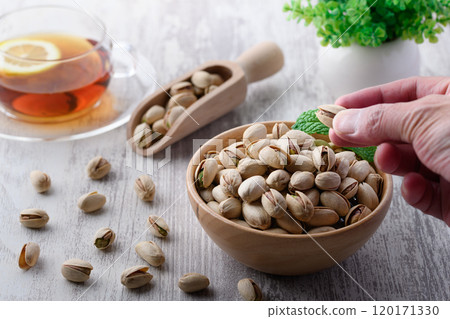Nutritious Queen of Nuts Pistachio (shelled and roasted) 120171330