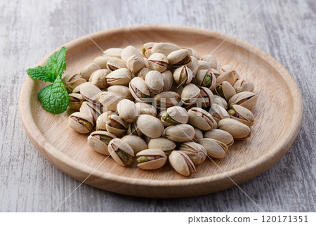 Nutritious Queen of Nuts Pistachio (shelled and roasted) 120171351