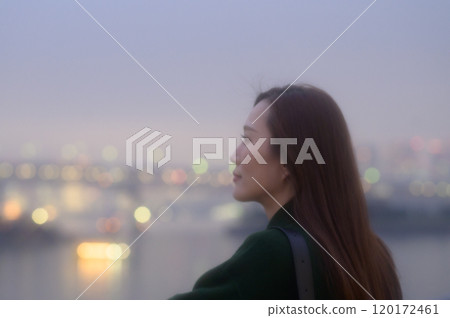 冬季欣賞台場夜景的女性 120172461