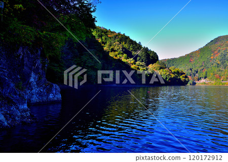 奧多摩湖秋葉 麥山浮橋 鼓罐橋風景 奧多摩湖秋葉 麥山浮橋 鼓罐橋風景 120172912