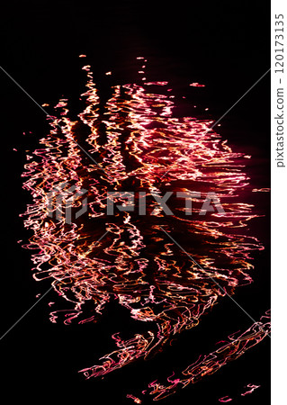 煙火倒映在漣漪中 120173135