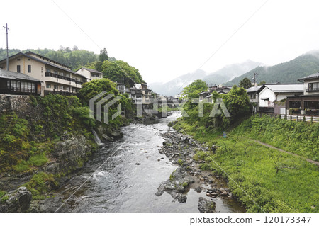 雨中的郡上八幡 從宮瀨大橋上游眺望新橋週邊的風景 120173347