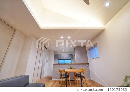 緊湊的房子，餐廳設有中庭 120173983