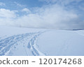 Snow-covered earth, footprints left in the snow 120174268
